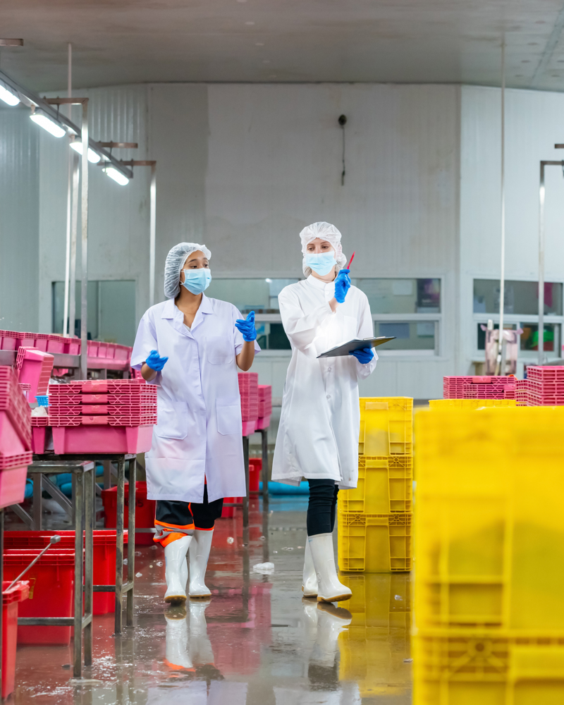 Prüfer in einer Fabrik inmitten von rosa Kartons
