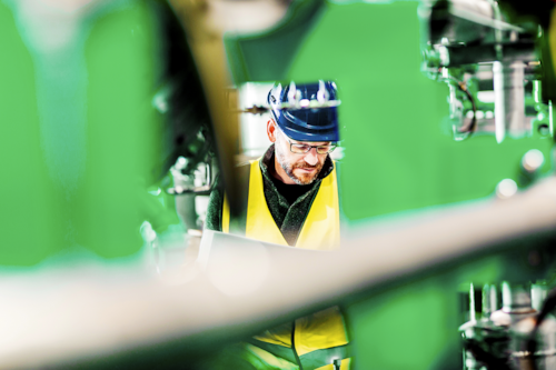 Kiwa ekspert masinaruumis teostamas inspekteerimist