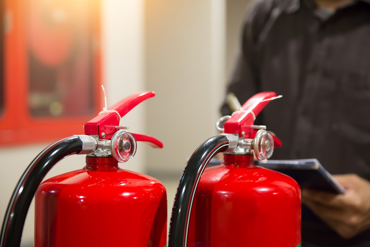 Brandblussers die gecontroleerd worden