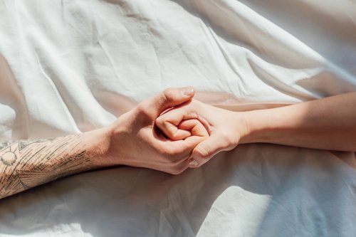 Twee handen die elkaar vasthouden