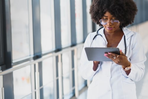 Doktor met tablet in haar handen