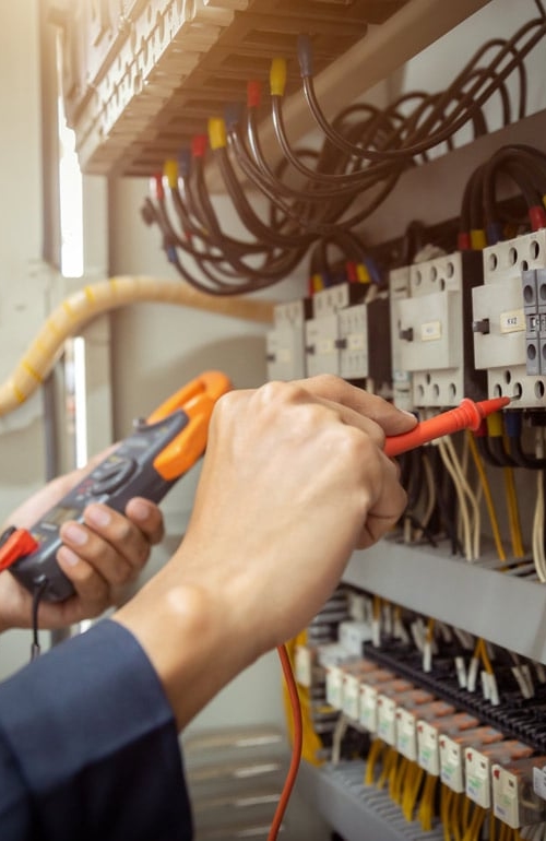 Elektripaigaldiste kontrolli teostamas