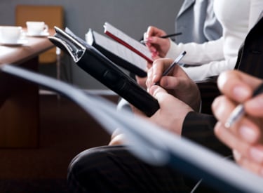 Personnes prenant des notes pendant une session de formation Kiwa France