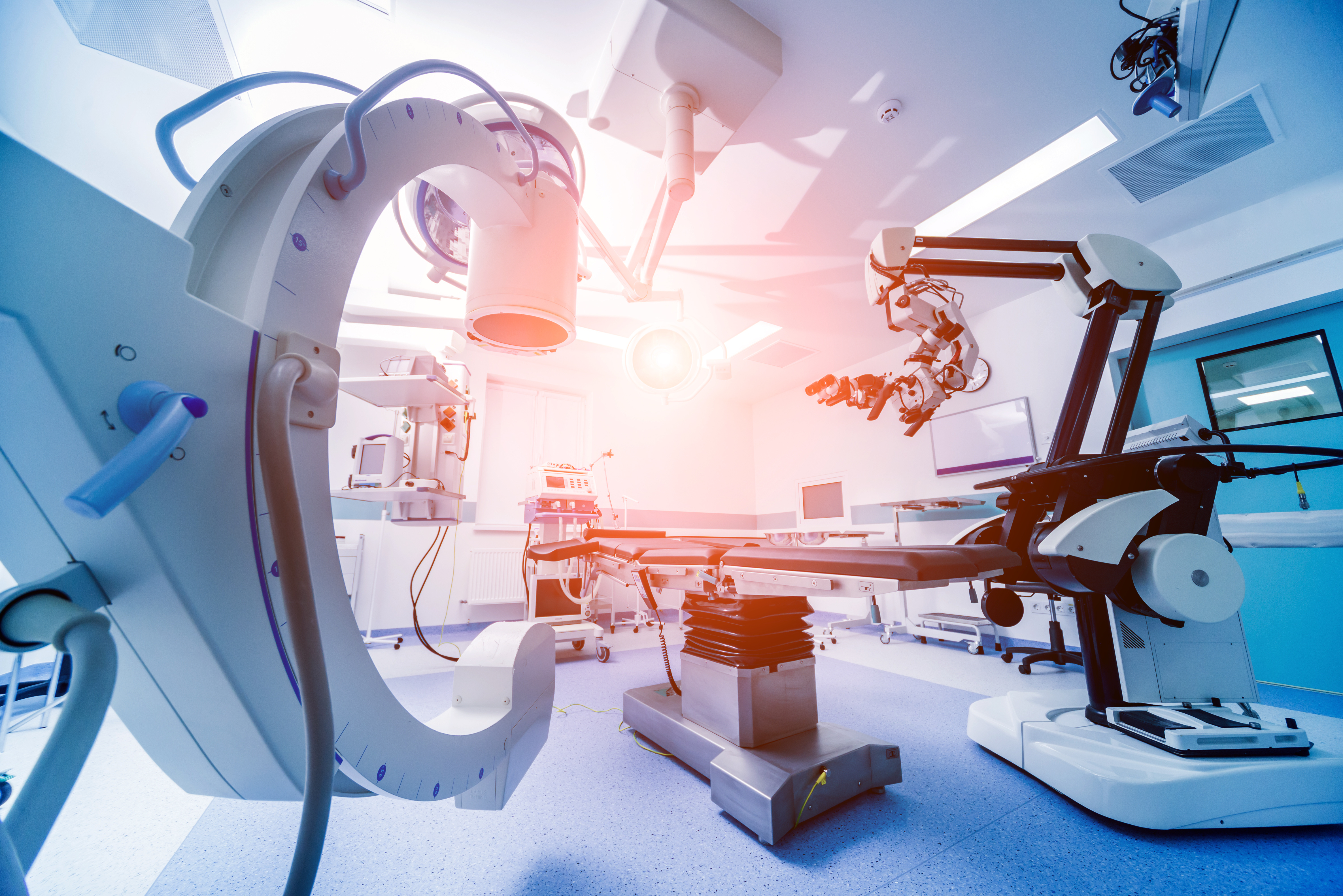 Operationssal med kirurgisk operationsbord och avancerad medicinsk utrustning i ett modernt sjukhusrum i en bild som förmedlar medicin och biovetenskap inom Affärssäkerhet.