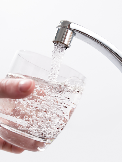 Waterglas en kraan