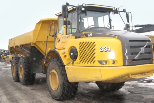 Tung terrängvagn, dumer/skotare är ett exempel på entreprenadmaskiner.