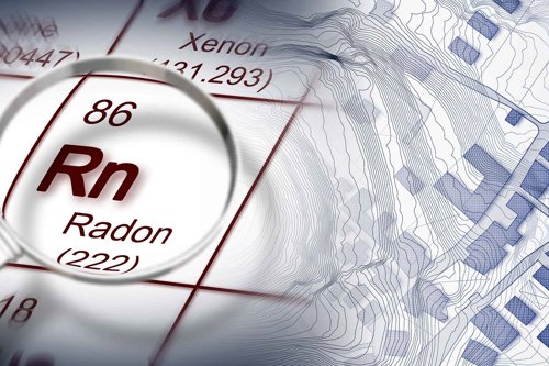 Ett förstoringsglas visualiserar ett fokus på radon i det periodiska systemets lista av grundämnen. Fastighetsägaren är ansvarig för radonmätningen i sina fastigheter.