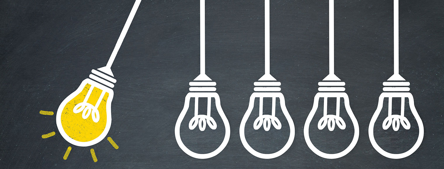 Glödlampor hänger på rad, varav en av dem lyser och svänger åt vänster. 