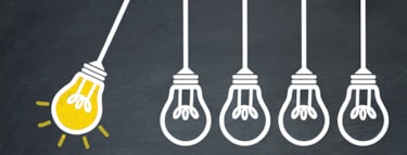 Glödlampor i rad där en av dem är tänd. 