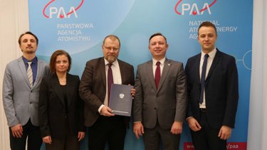 Det polska teamet tillsammans med PPA:s ordf&ouml;rande visar stolt upp det polska godk&auml;nnandet f&ouml;r Kiwa Nuclear AB som k&auml;rnteknisk expertorganisation. 