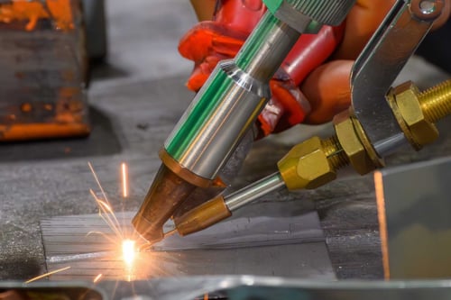 Närbild på lasersvetsningsprocessen med robotsystem.