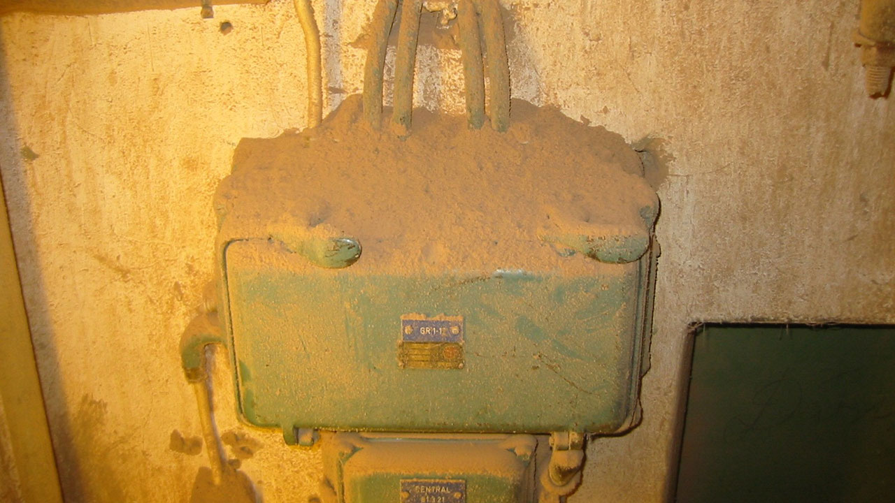 Damm på fel ställen ökar risken för explosion, därför är det viktigt att inför rutiner för städning.  